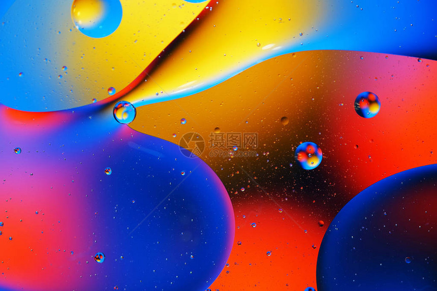 水和石油表面的多彩泡沫背景摘要图片