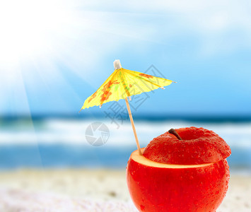 海滩上的苹果鸡尾酒图片