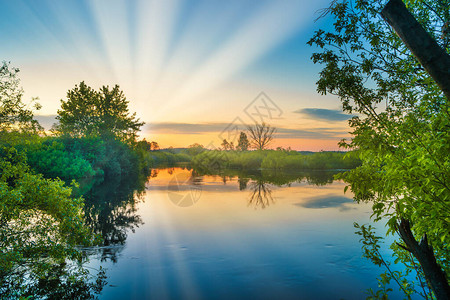 湖水日落和阳光照耀自然景图片
