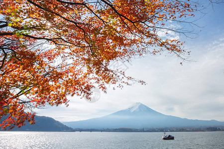 富士山在秋天日本图片