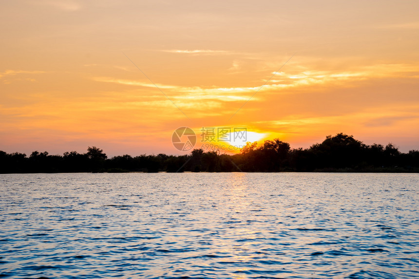 夕阳下美丽的湖景图片