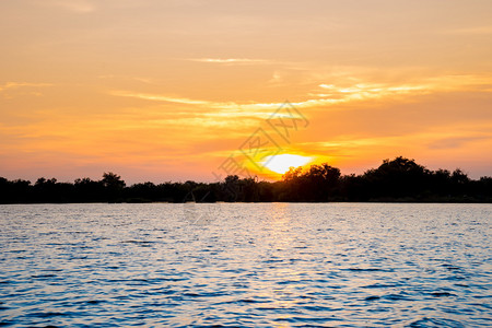 夕阳下美丽的湖景图片