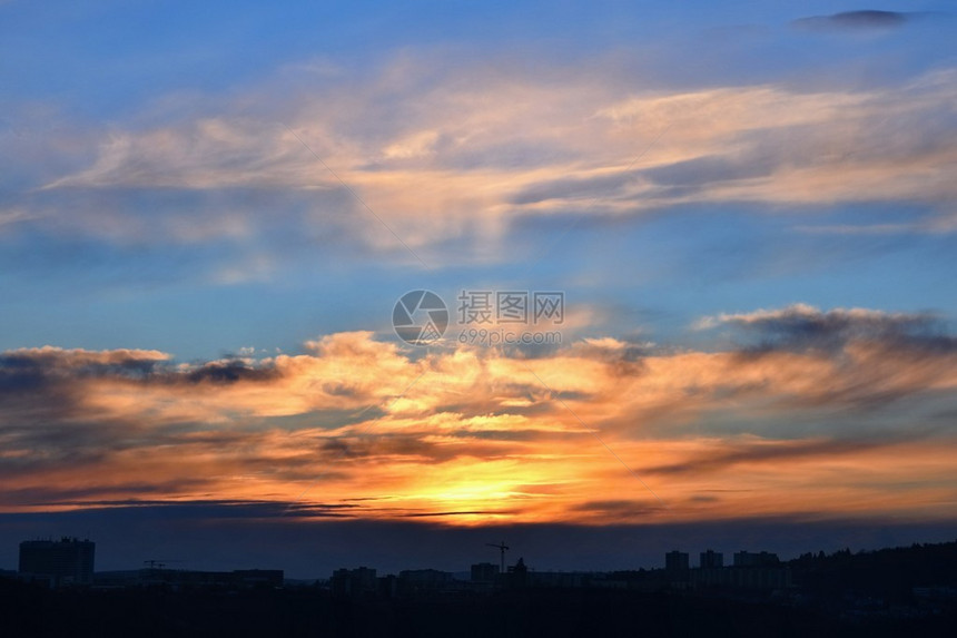 日落在城市上空天空有云彩图片