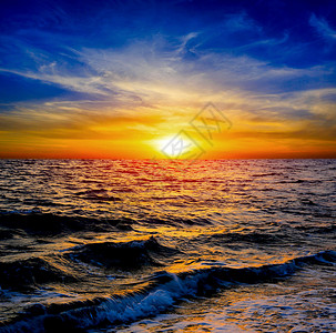 海上美丽的日落场景图片