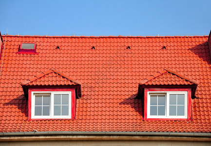 带两个天窗的红色屋顶图片