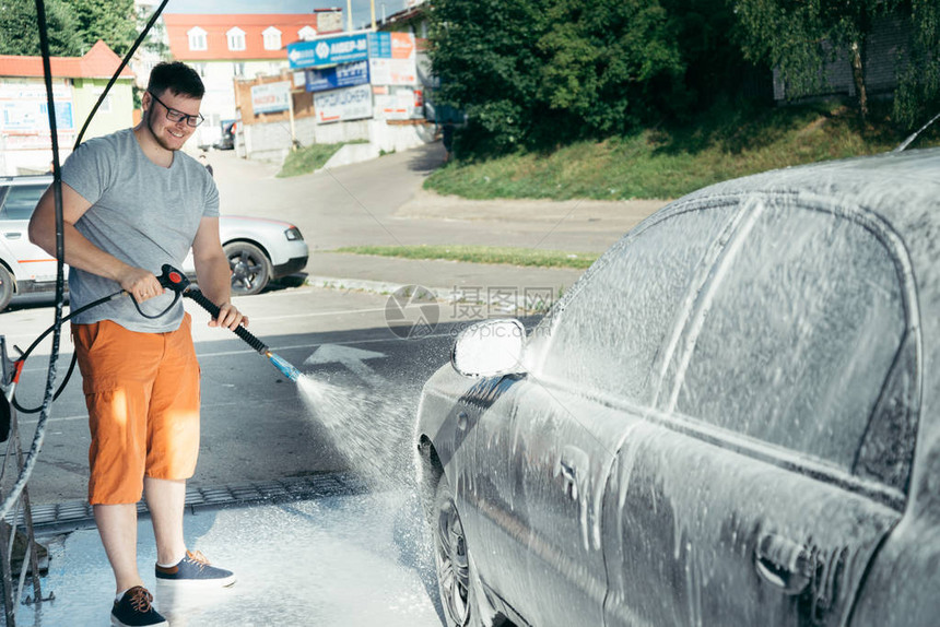 洗手用打磨用的泡沫制备在洗车过图片