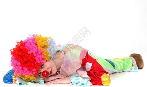 戴着假发的小丑女郎肖像和躺在地图片