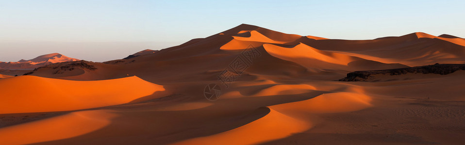 阿尔及利亚撒哈拉沙漠中的沙丘插画