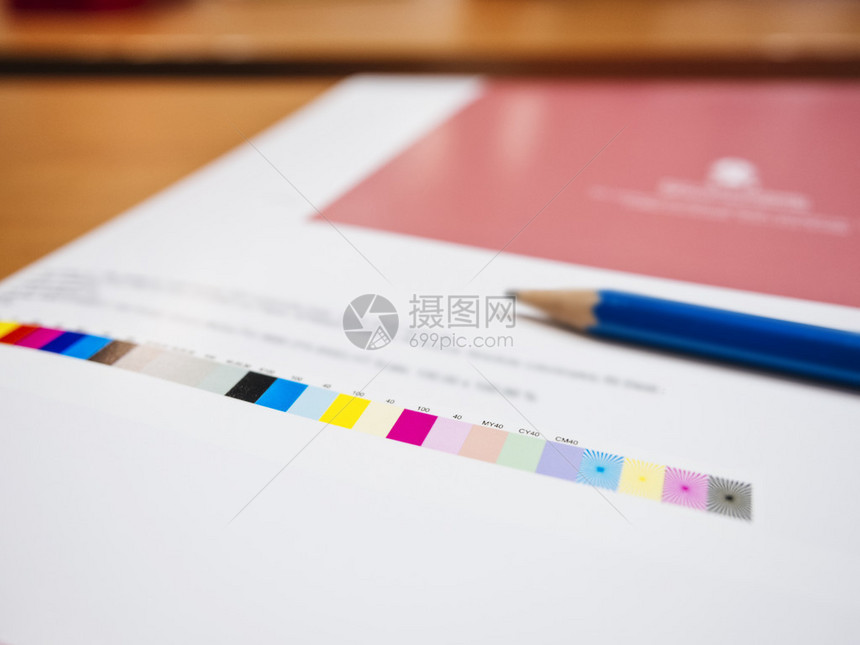 桌子上的彩色图表和数字印刷胶印图片