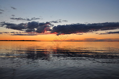 瑞典湖上的日落图片