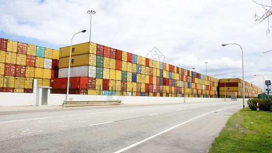 巴塞罗那港公路上的集装箱和货物包括集图片