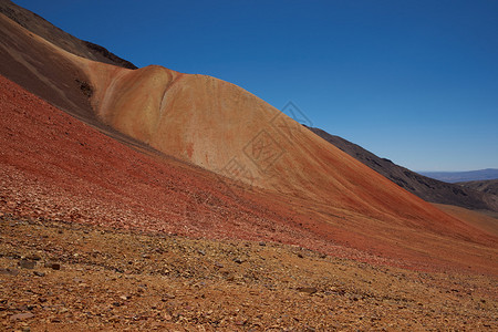 智利东北部阿塔卡马沙漠Suriplaza多彩的山地景观图片