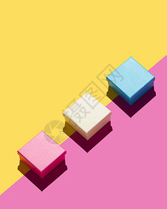 粉红色和黄色背景上的简单礼盒图片