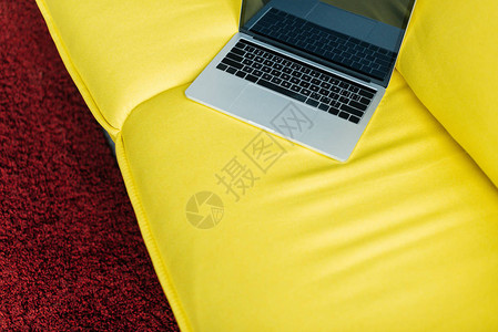 黄色皮革沙发上有空白屏背景图片