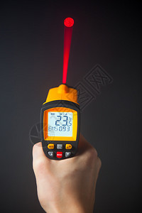 红外激光温度计在手图片