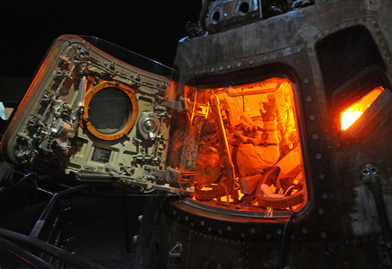 带有打开舱门和红灯的太空船舱背景图片
