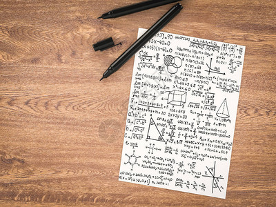 3d以木制桌上的数学公图片