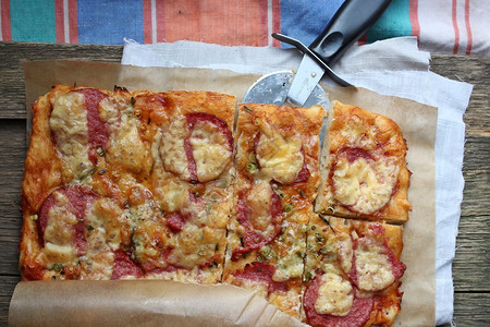 披萨配沙拉和奶酪图片