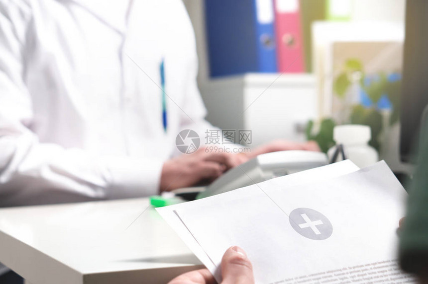 医疗结果报告文件或记录概念医院生办公室的患者阅读测试或检查诊断纸或药物处方医图片