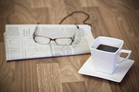 咖啡和报纸图片