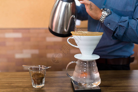 咖啡师制作手冲咖啡图片