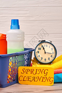 家用清洁产品和闹钟塑料篮中的洗涤剂瓶和清洁用品快速清洁技巧如何彻底图片