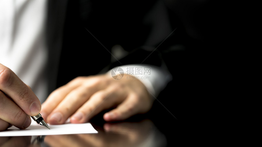 商人用钢笔写信或签署文件图片