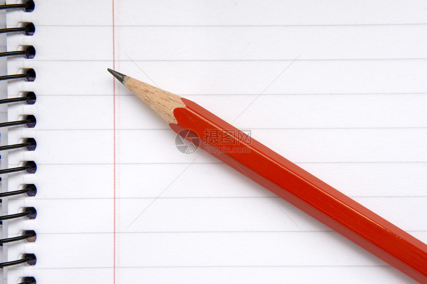 线装笔记本和铅笔的特写图片