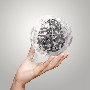 商人用手把3D金属人脑纸折叠纸显图片