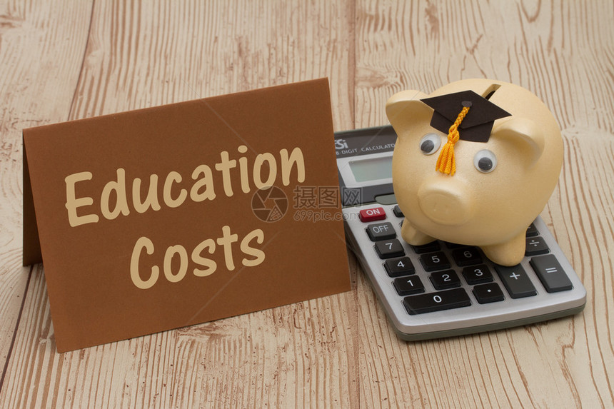 教育费用带毕业帽存钱罐卡片和计算器的金色背景图片