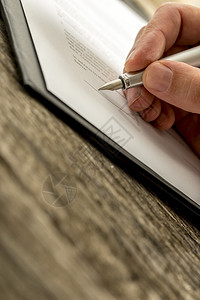 男手签署商业合同申请订阅表或保险文件图片
