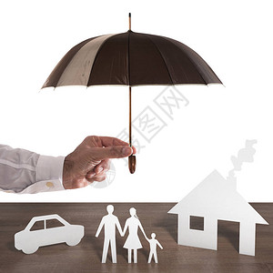 被雨伞覆盖的纸家庭保护你的家庭观念图片