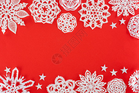 带有白纸雪花的圣诞节背景以红色与背景图片