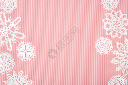 圣诞背景与粉红色纸雪花背景图片