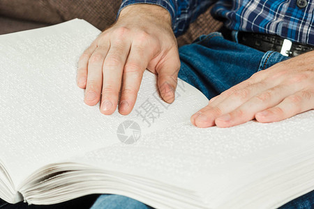 盲人正在看一本用盲文写的书用手指触摸盲文代码一本带有图片