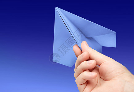 背景蓝天上的纸飞机图片