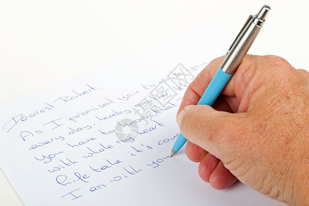 用笔在纸上写下爱情短语图片