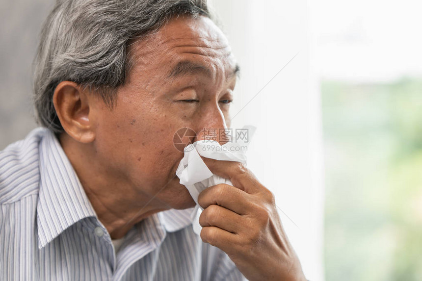 亚洲老人生病了在季节变换的时候擦掉流感的图片