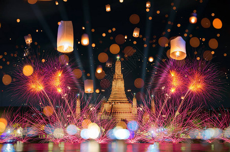曼谷新年的倒计时烟花和在泰国曼谷Wat图片