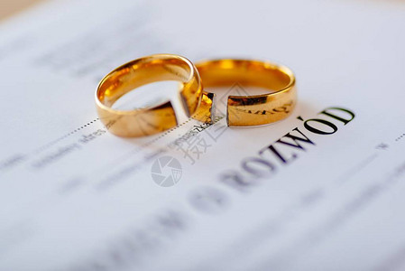 波兰语离婚令和两个破碎的结婚戒指离婚和分居概念图片