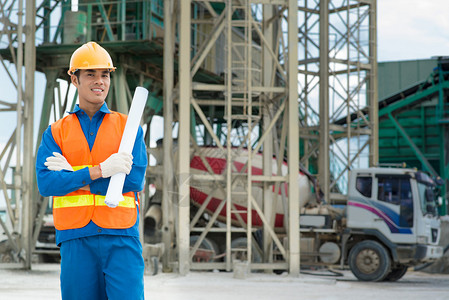 一名青年工人在建筑工地站立的图片
