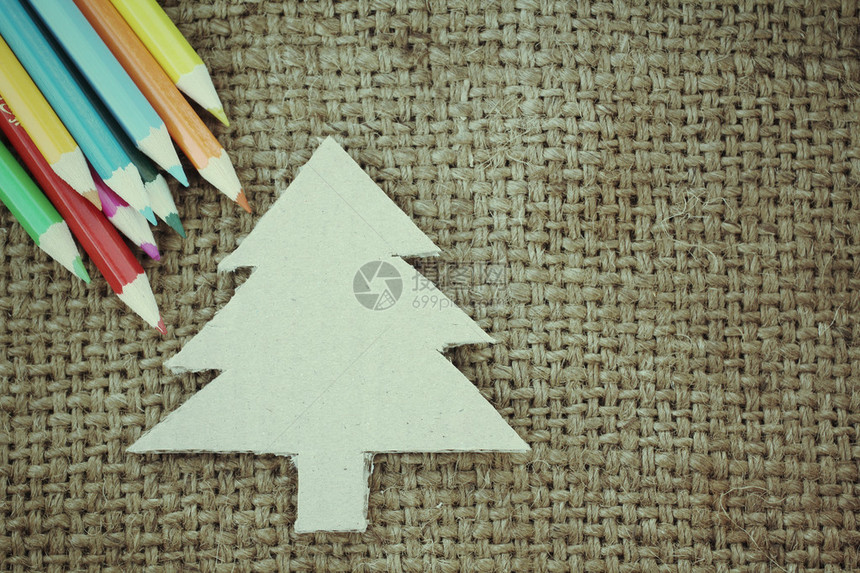 纸圣诞树和彩色铅笔图片