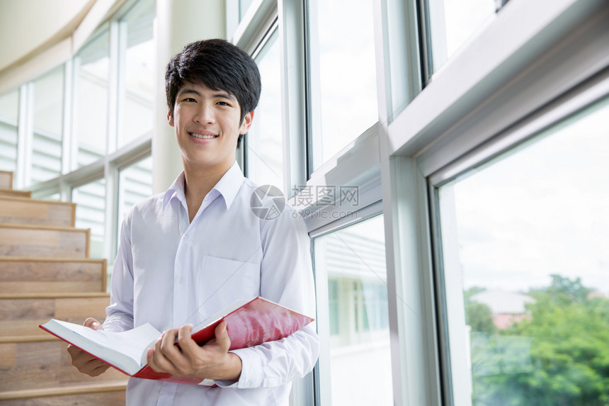幸福的亚裔男学生图片