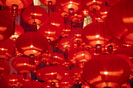 传统红灯笼为新年装饰图片