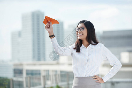发射纸飞机的女商人肖像背景图片