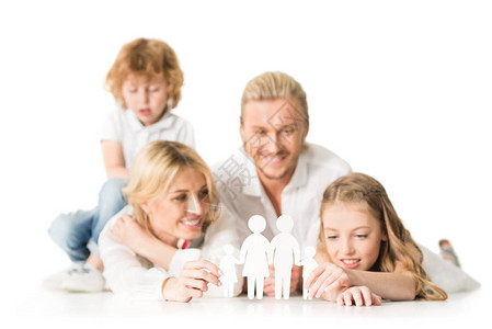 快乐的年轻父母和孩子有选择重点纸面家庭模式图片