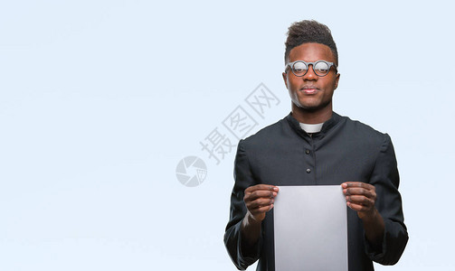 身处孤立背景的年轻非裔美国牧师男子持有空白纸图片