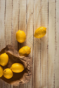 木制背景上带纸的新鲜柠檬图片
