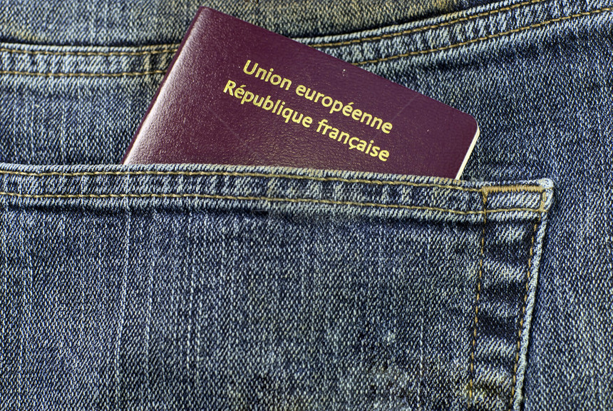 牛仔裤口袋里的法国护照图片