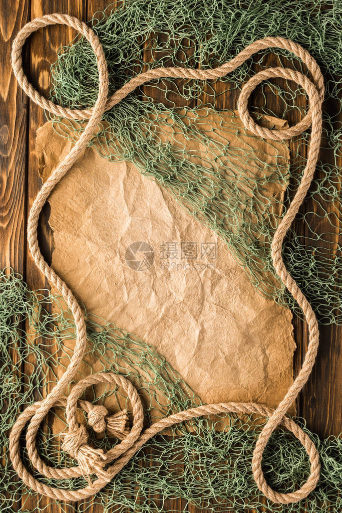 用绳子和渔网的空白皱纸的顶视图图片